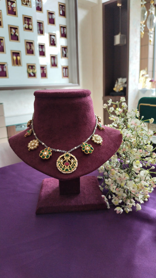 Nazaakat Choker