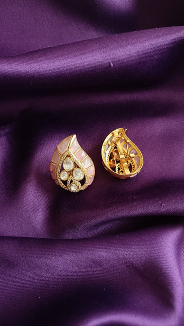 Gulchaand studs