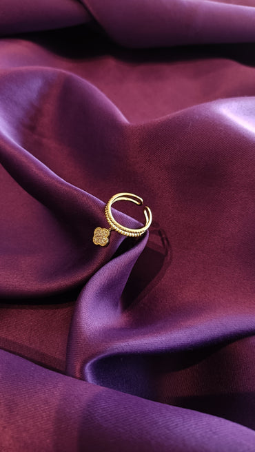 Clover Ring