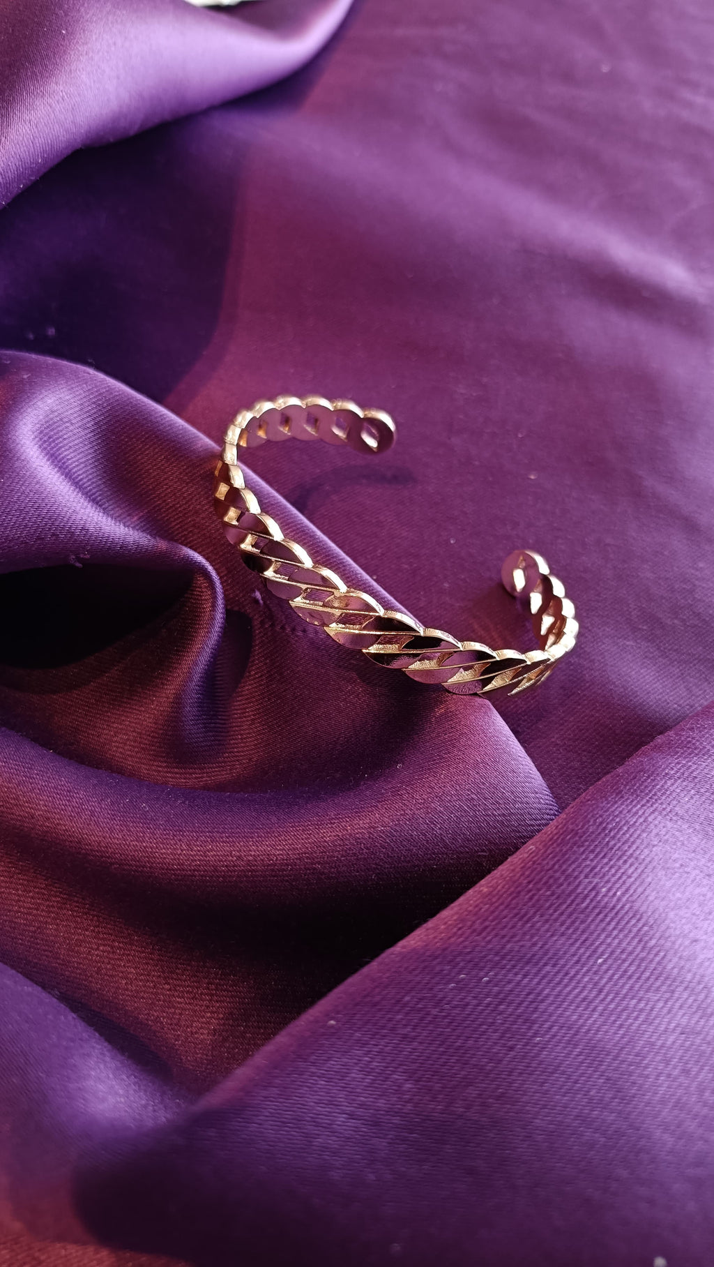 Gold Interlink Chain Bracelet