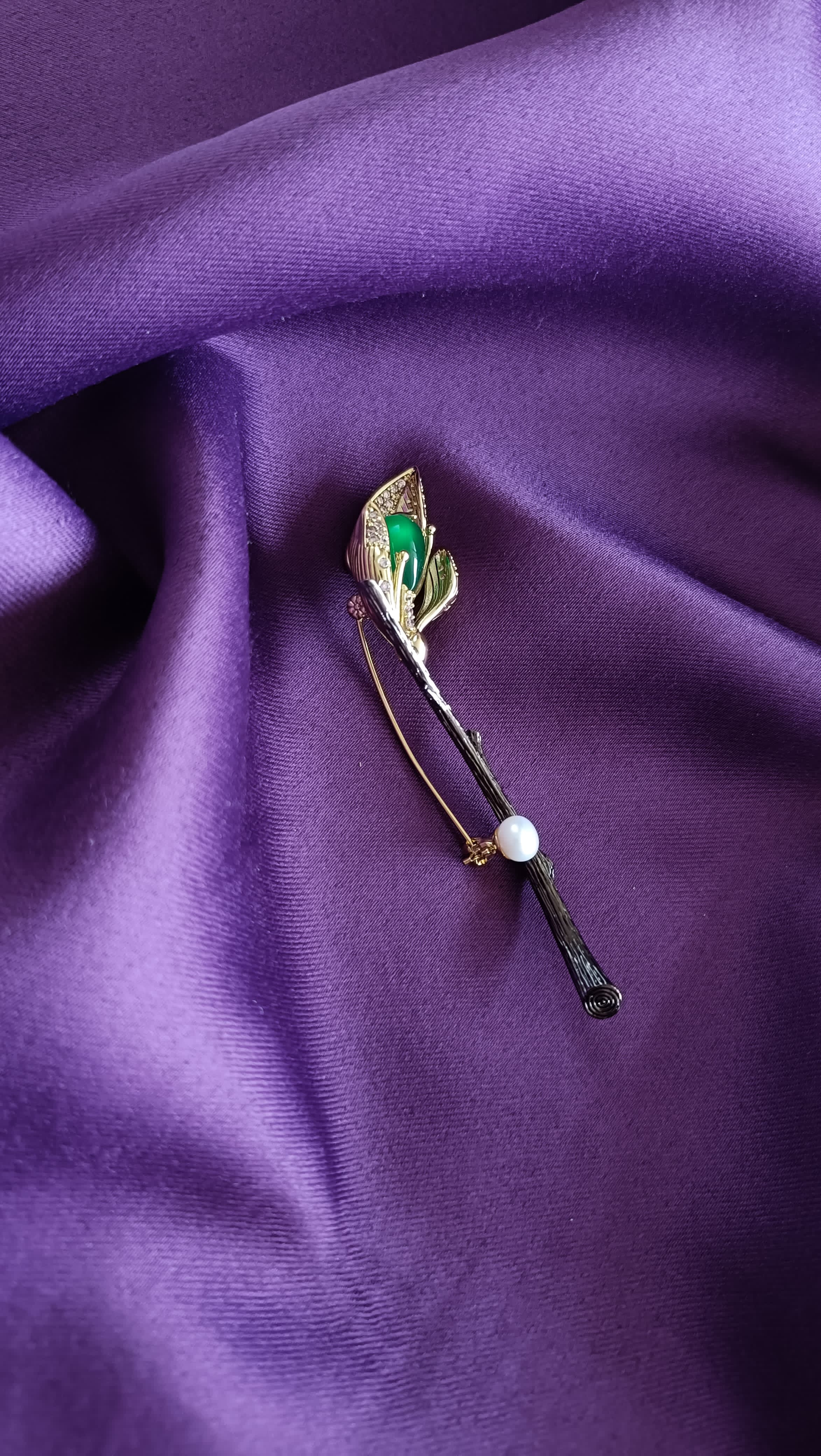 Gold Green Onyx Cabochon & Pavé Leaf Tulip Bud Long Stem Lapel Brooch Pin reverse side flat lay on purple fabric showing pin back closure and forked twig stem