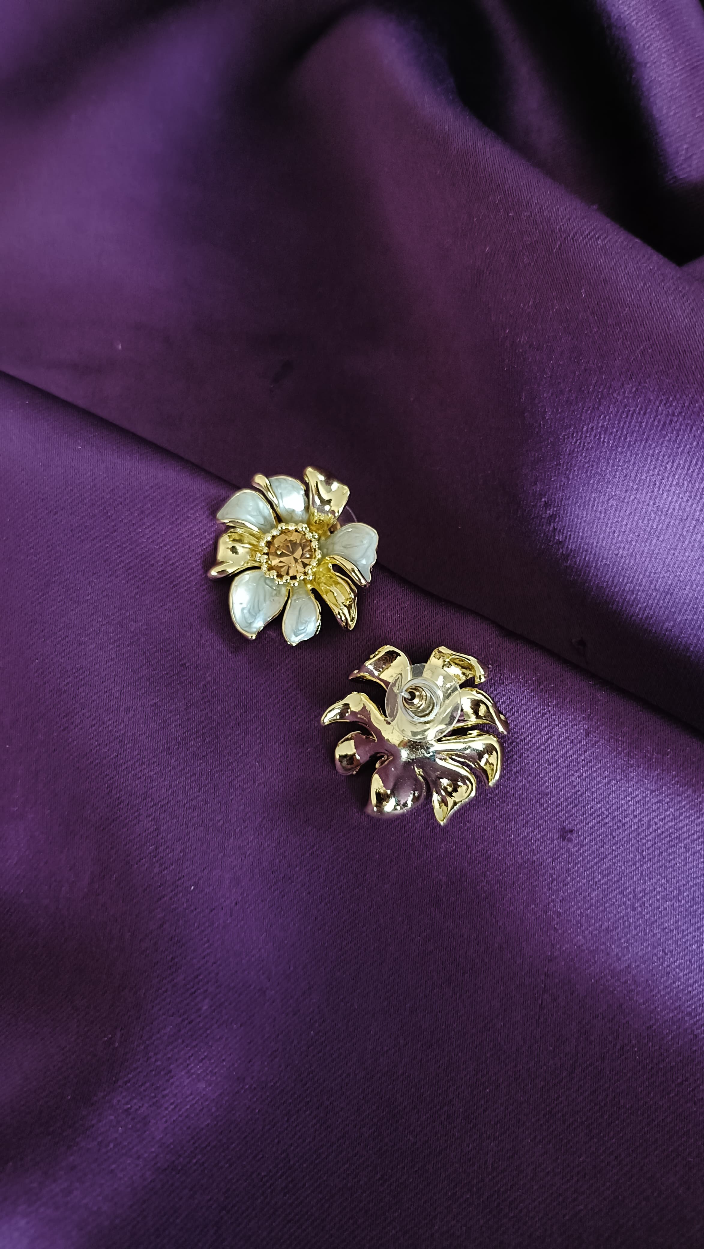 White Crystal Daisy Stud Earrings