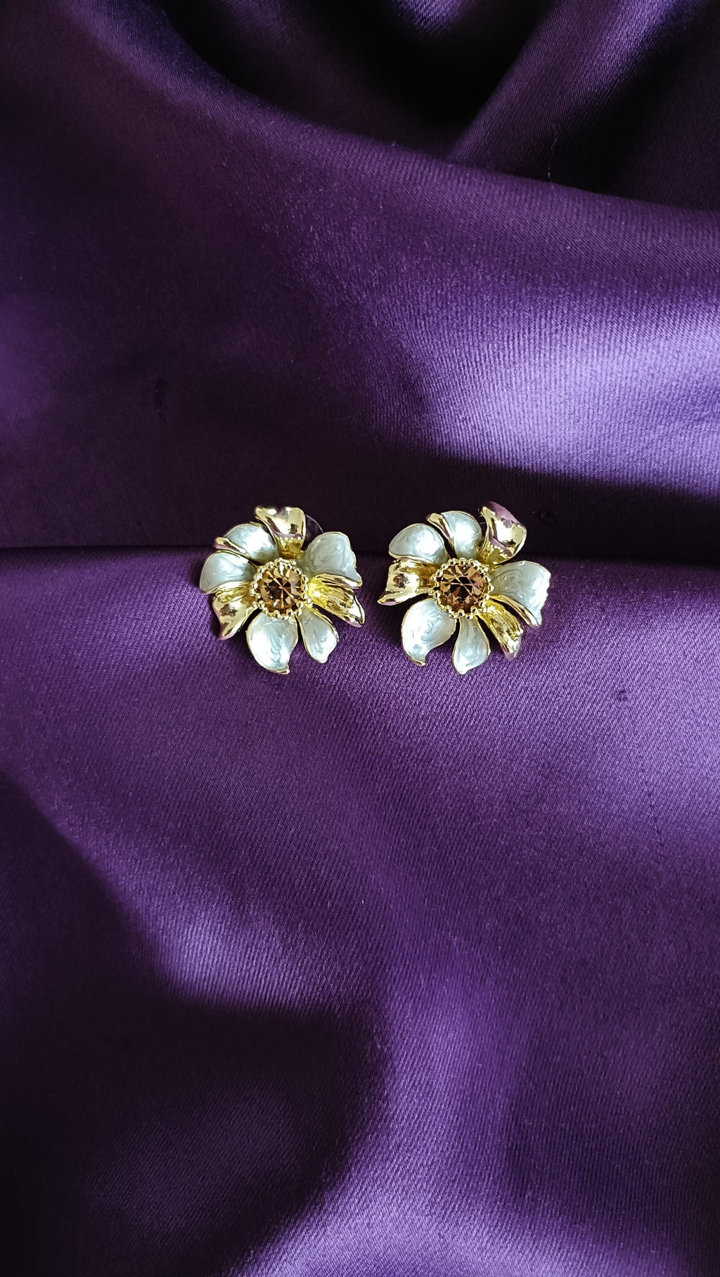 White Crystal Daisy Stud Earrings